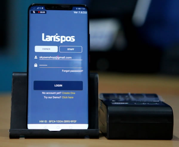 Aplikasi Laris Pos pada smartphone dan printer bluetooth