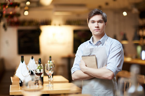 Pemilik bisnis yang sedih karena harus terus menjaga restoran